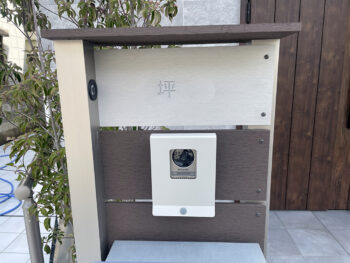 守口市の外構表札の様子お名前は一部隠しましたが見ていただきたいのが文字の部分です。お客様と相談し漢字表記でこのフォントで住所記載は無しでオリジナルで製作しました