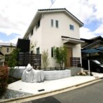 枚方市・高い基礎の住宅・庭とつながる外構のかたち