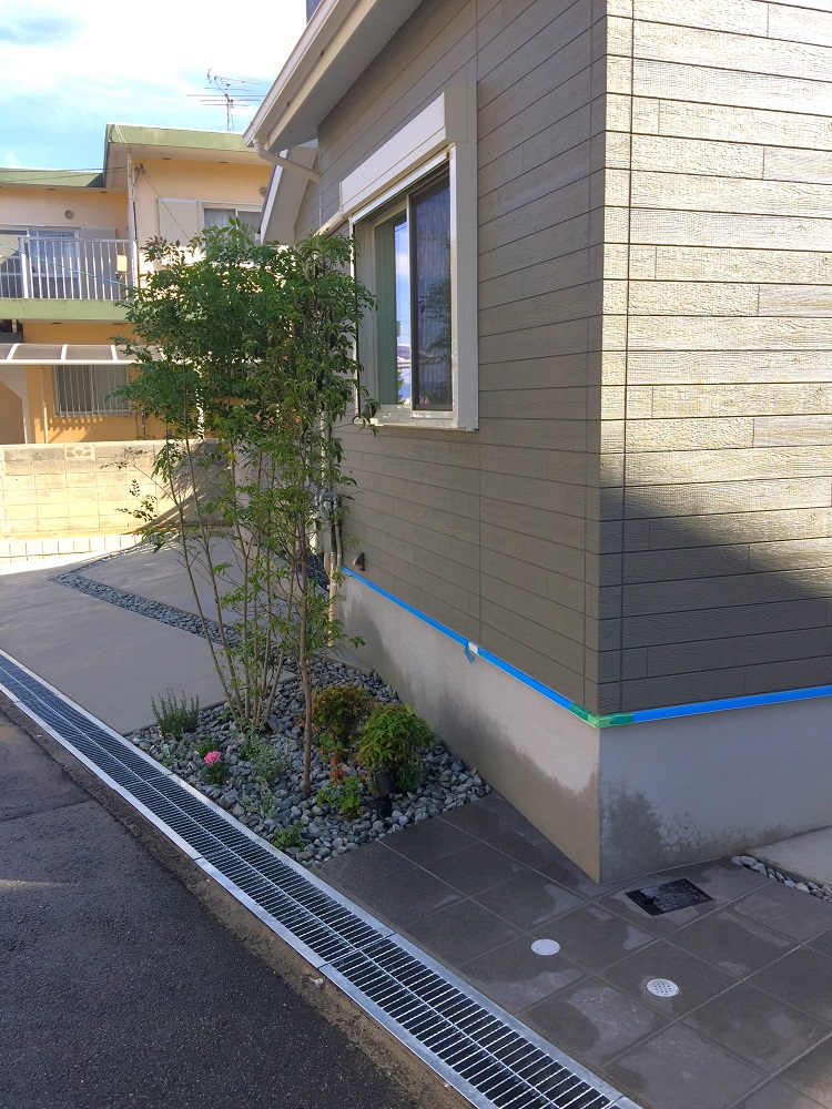 道路に面する窓の前はシンボルツリーを植える植栽スペースにしてあります