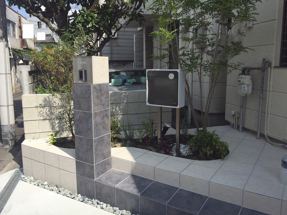 守口市・シンプルモダンな玄関まわりと楽しいデザインのお庭