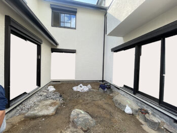 庭にあった池を埋めて窓から降りやすい高さまで庭のGLを上げてあるのがわかります古い沓脱石なども不要な部分を取り壊して新しい庭工事へ準備します