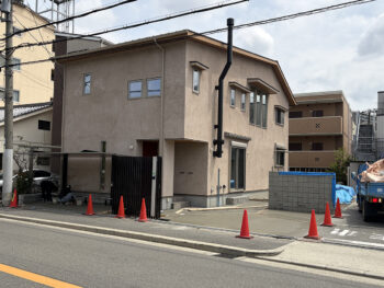 大阪市内の角地のエクステリアです隣地の駐車場の出入りに通過される可能性が高いのでオリジナルバリカーを設置する予定です