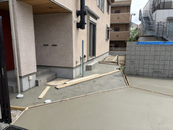 現在はモルタル土間の施工を行っており幾何学な目地で丁寧に分けています