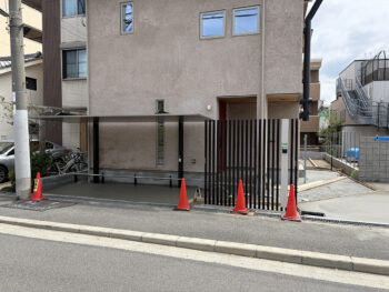 カーポートの設置sが終わり土間をセメントで施工しましたまた縦格子を作って埋めオリジナル門柱もあわせて設置されました