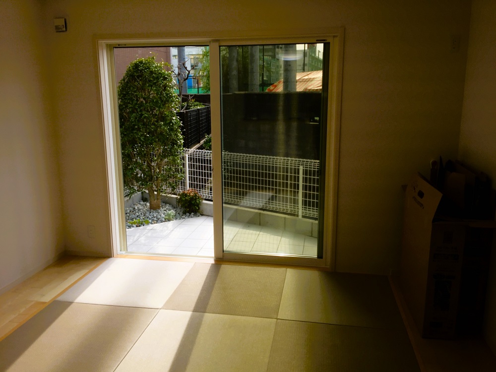お庭のGLを高くして窓から楽に出られるタイルデッキにすることで小さめのお庭でも使えるスペースになります