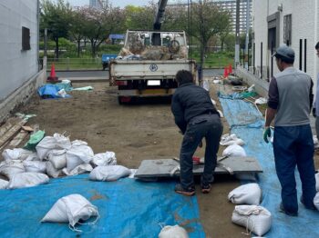 立派なお庭に合う石を石材店に搬入してもらいました。先代から付き合いのある東大阪の石材店さんです。