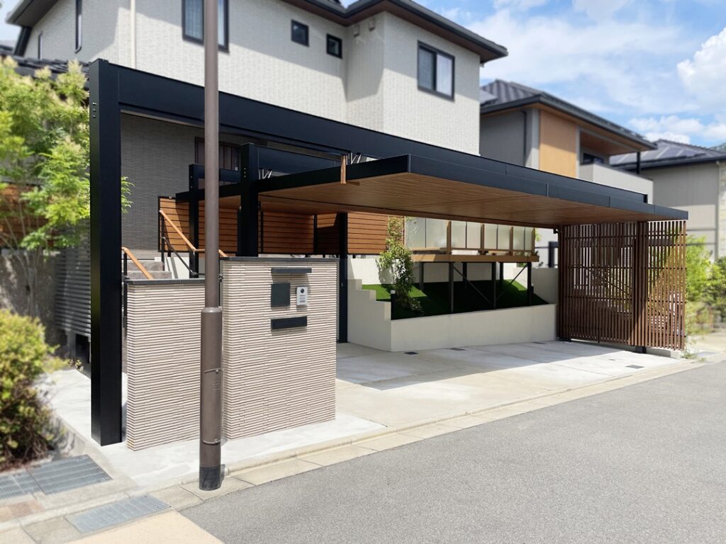 大阪府吹田市・ハイクラスのカーポートがお住まい全体の印象アップに