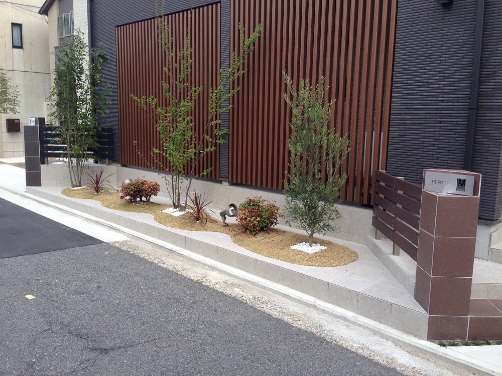 ２つの玄関アプローチをつなぐ通路前には植栽スペースで緑豊かに