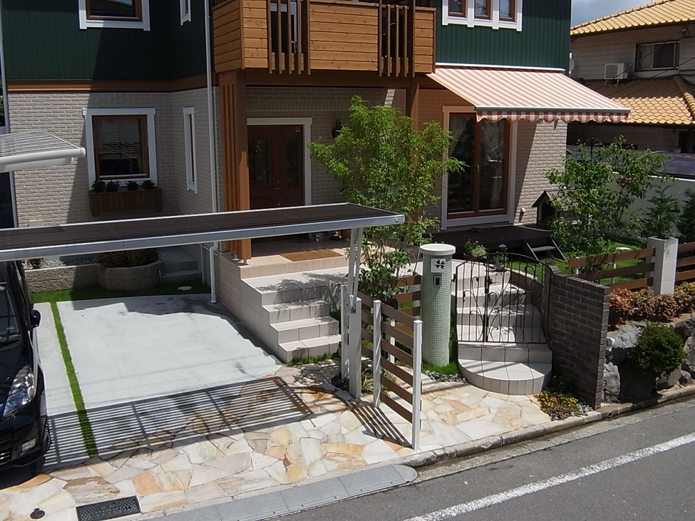 ガレージのオーバーゲートと階段で庭を経由するアプローチの外構