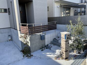 玄関と道路の高低差が大きい敷地でしたがタイルで色分けした階段と樹脂木フェンスでデザイン