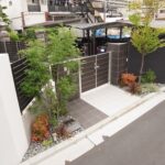 摂津市・緑が映えるツートーンの正統派クローズド外構